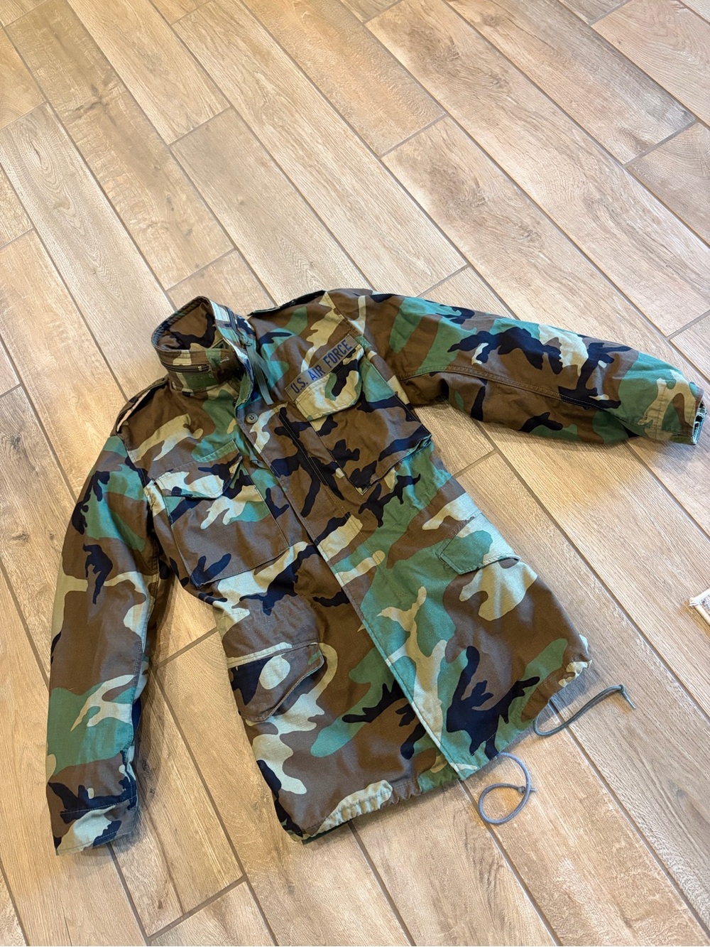 M-65 field jacket features a classic woodland camouflage U.S. Air Force XS Long